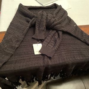 Daisy Fuentes sweater wrap in black